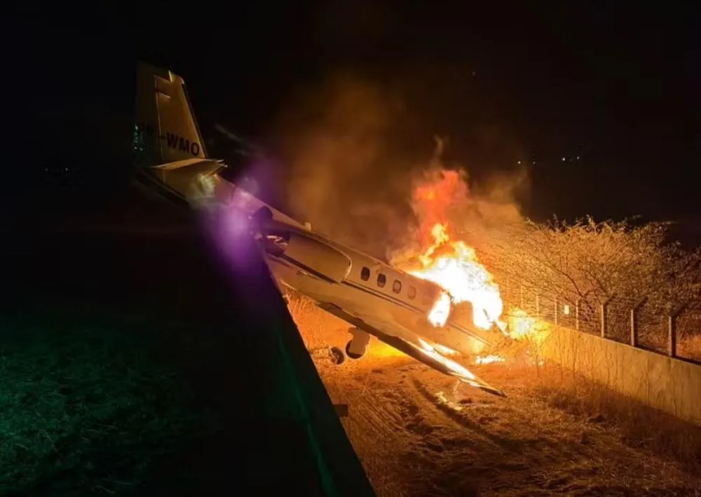 Avião com cantor Rey Vaqueiro pega fogo após sair da pista em pouso no interior do RN