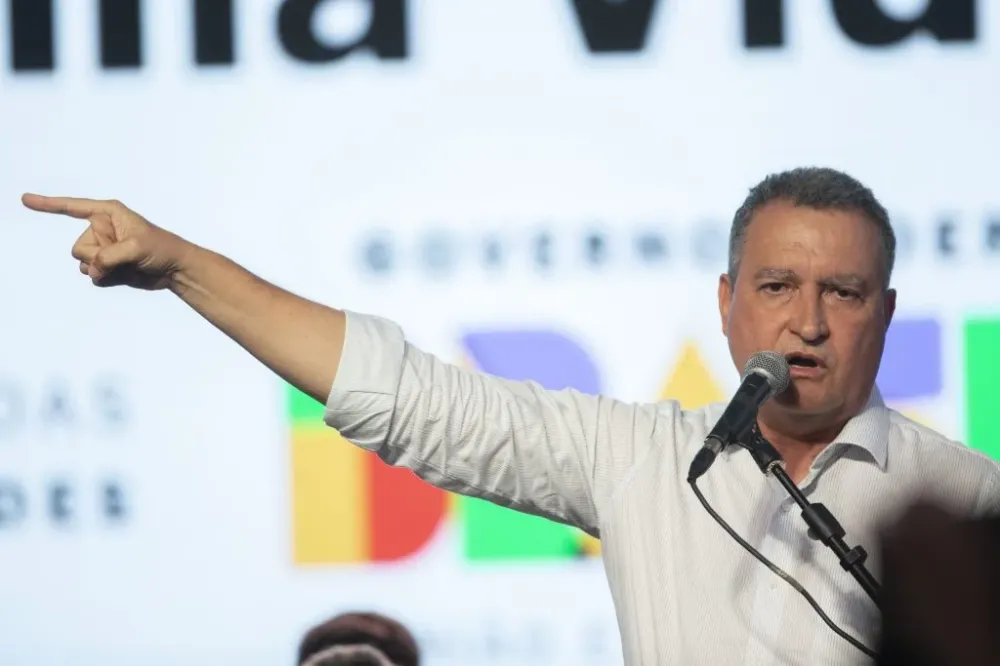 “São contra a Bahia”: Rui reage ao alinhamento entre ACM Neto e Flávio Bolsonaro