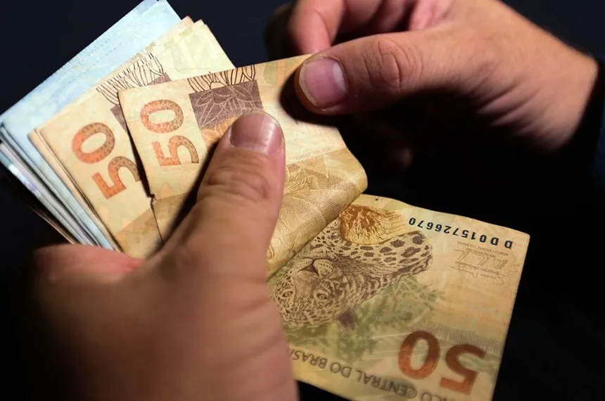 Salário mínimo deve subir para R$ 1.741 em 2027, projeta governo federal